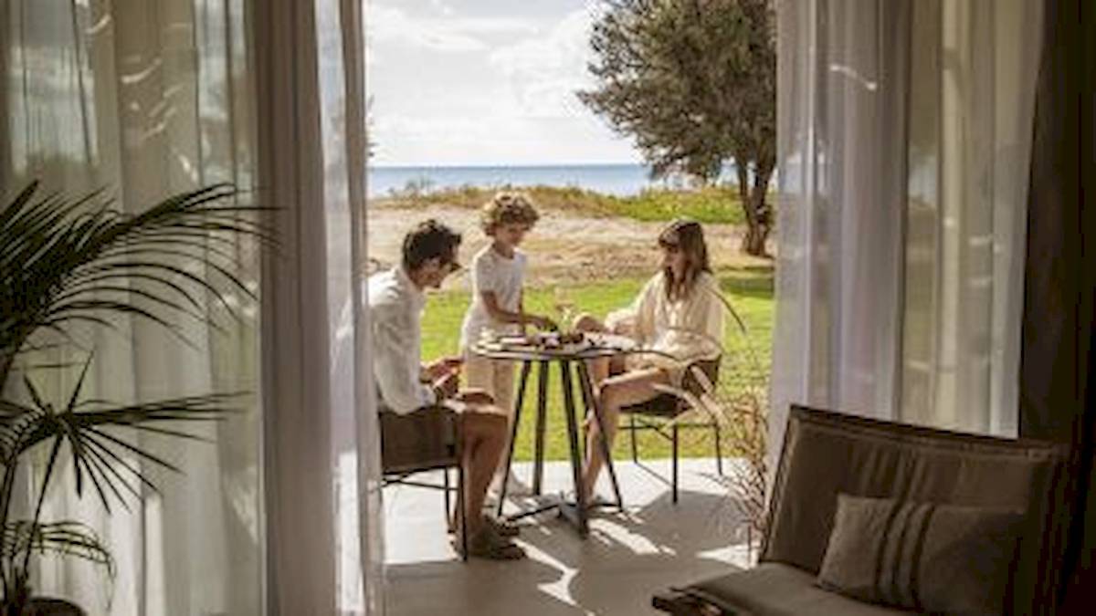 Familie genießt einen Platz auf der Terrasse des Domes Aulus Zante mit Blick auf die Umgebung.