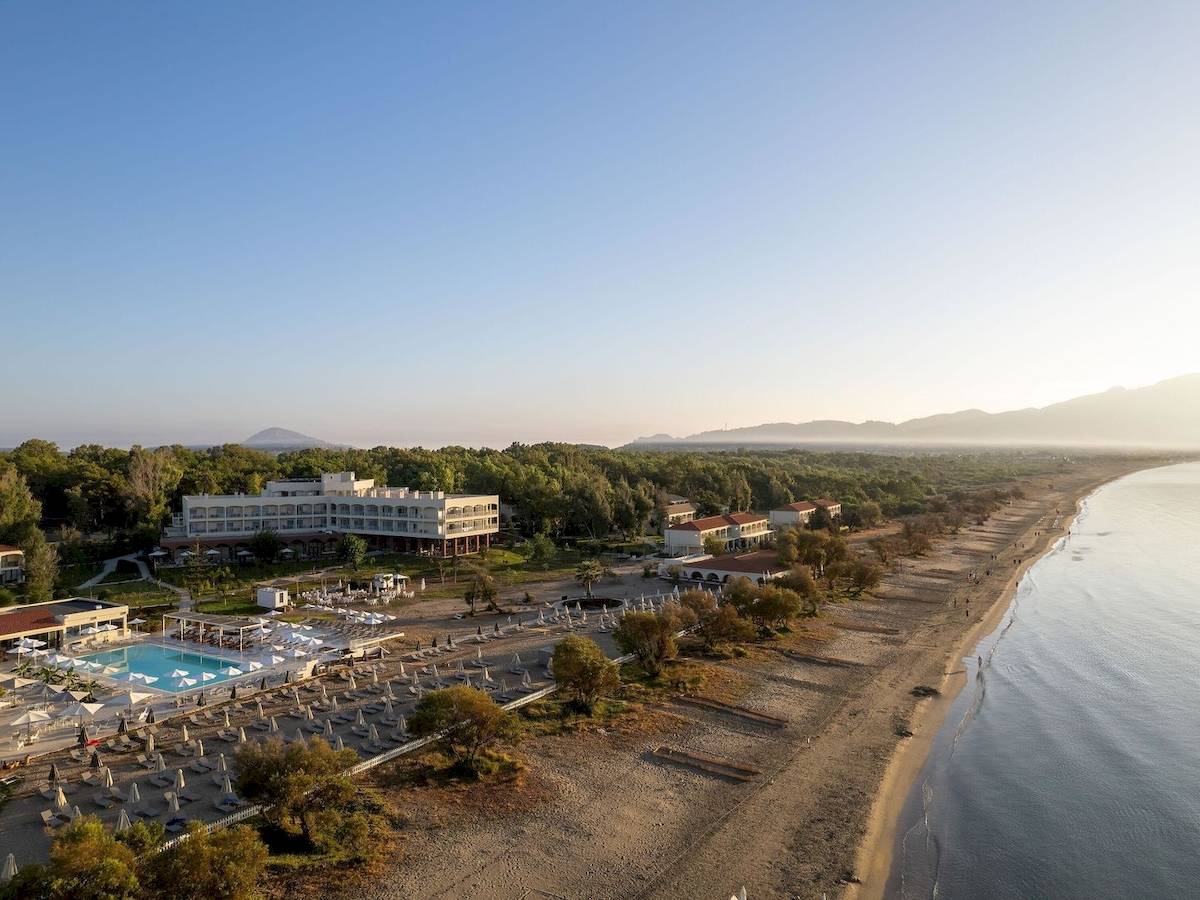 Luftaufnahme des Domes Aulus Zante Hotels mit Pool und Strand