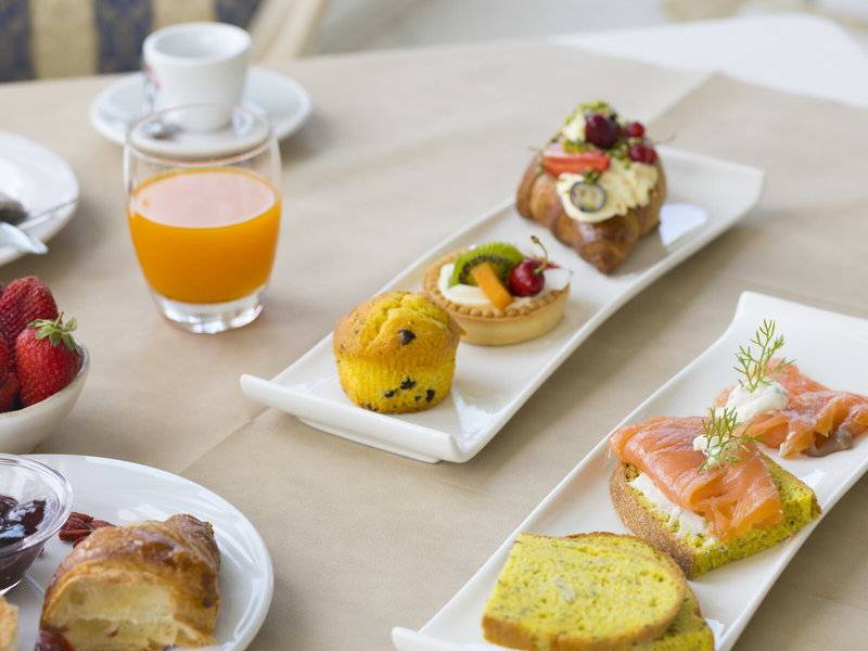 Frühstücksbuffet im Baia Imperiale Hotel mit verschiedenen Gerichten und Getränken.
