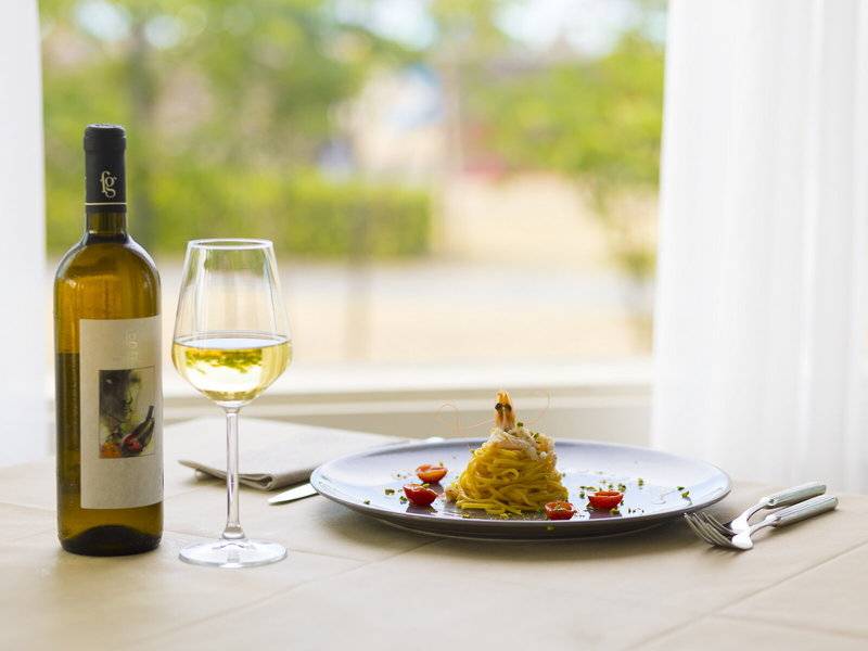 Baia Imperiale Hotel Tisch mit Gericht und Wein