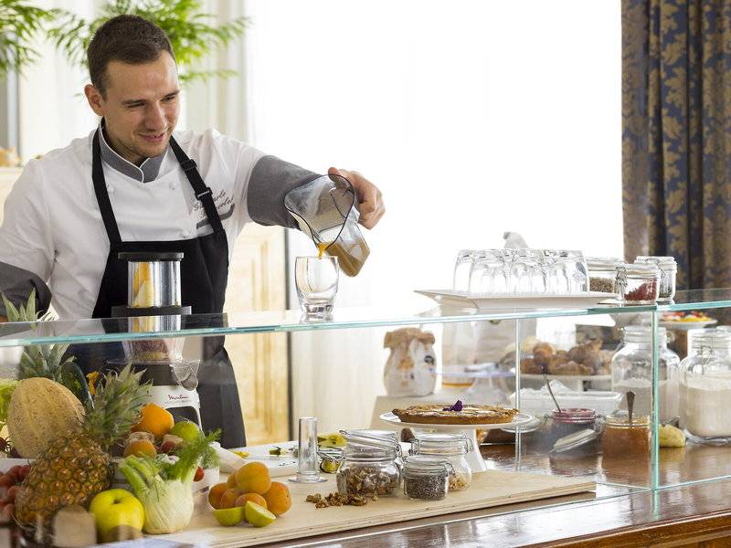 Frühlingsfrühstücksbuffet im Baia Imperiale Hotel mit verschiedenen Obst- und Gemüsesorten.