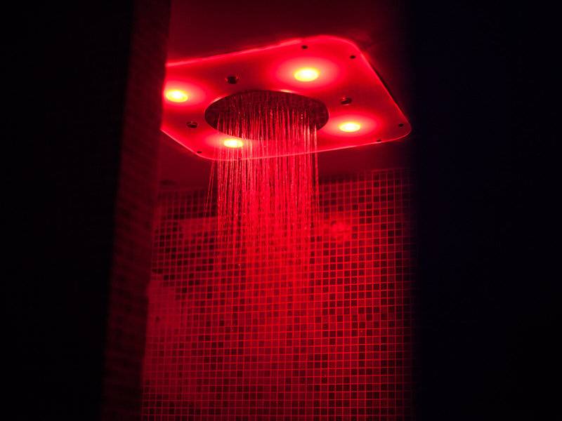 Rot beleuchtete Dusche im Baia Imperiale Hotel