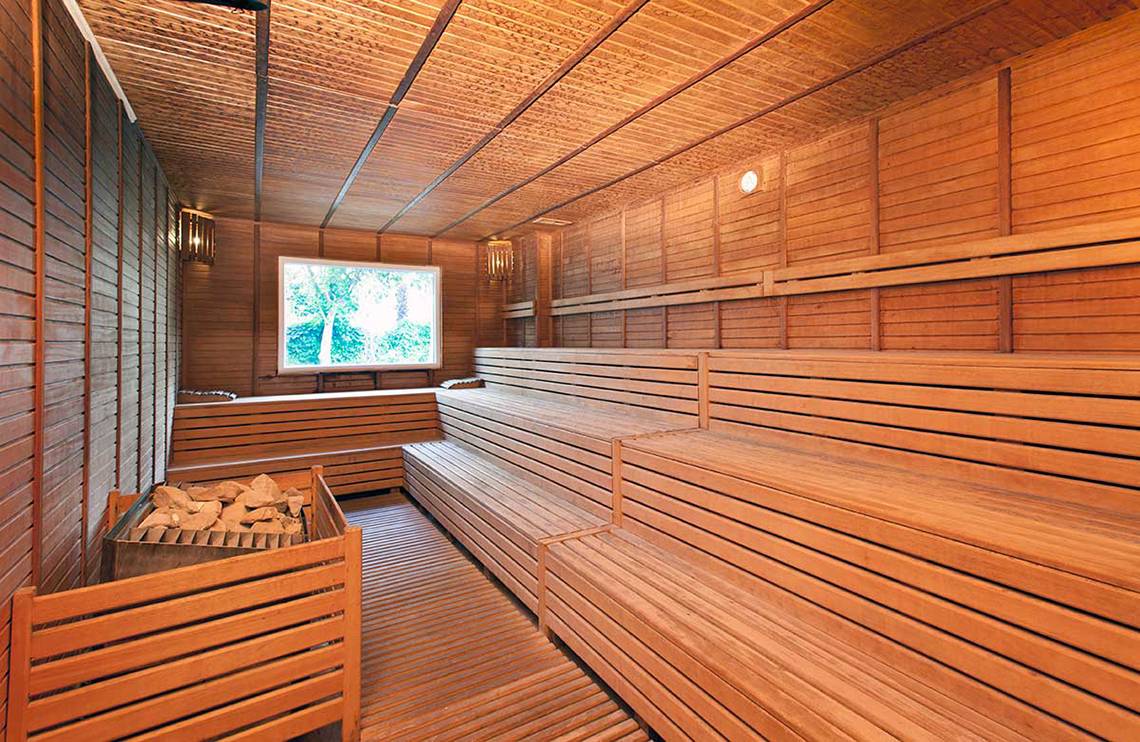 Innenansicht der Sauna im Belek Beach Resort Hotel mit Holzbänken und Fenster.