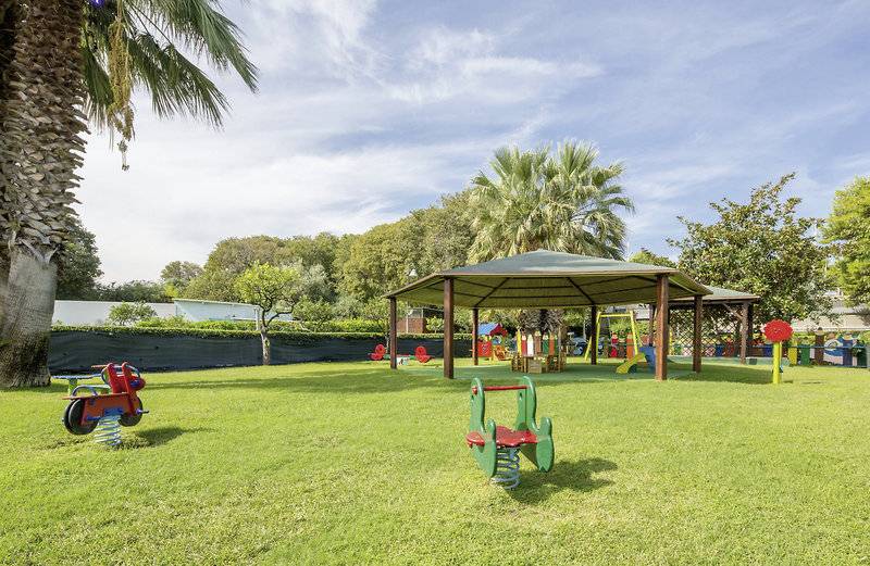 Kinderspielplatz im Freien im UNAHOTELS Naxos Beach Sicilia mit Spielgeräten und einem Pavillon.