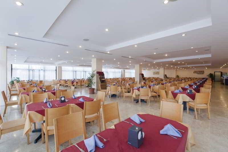 Innenbereich des Cesars Side Hotels mit vielen gedeckten Tischen und Stühlen