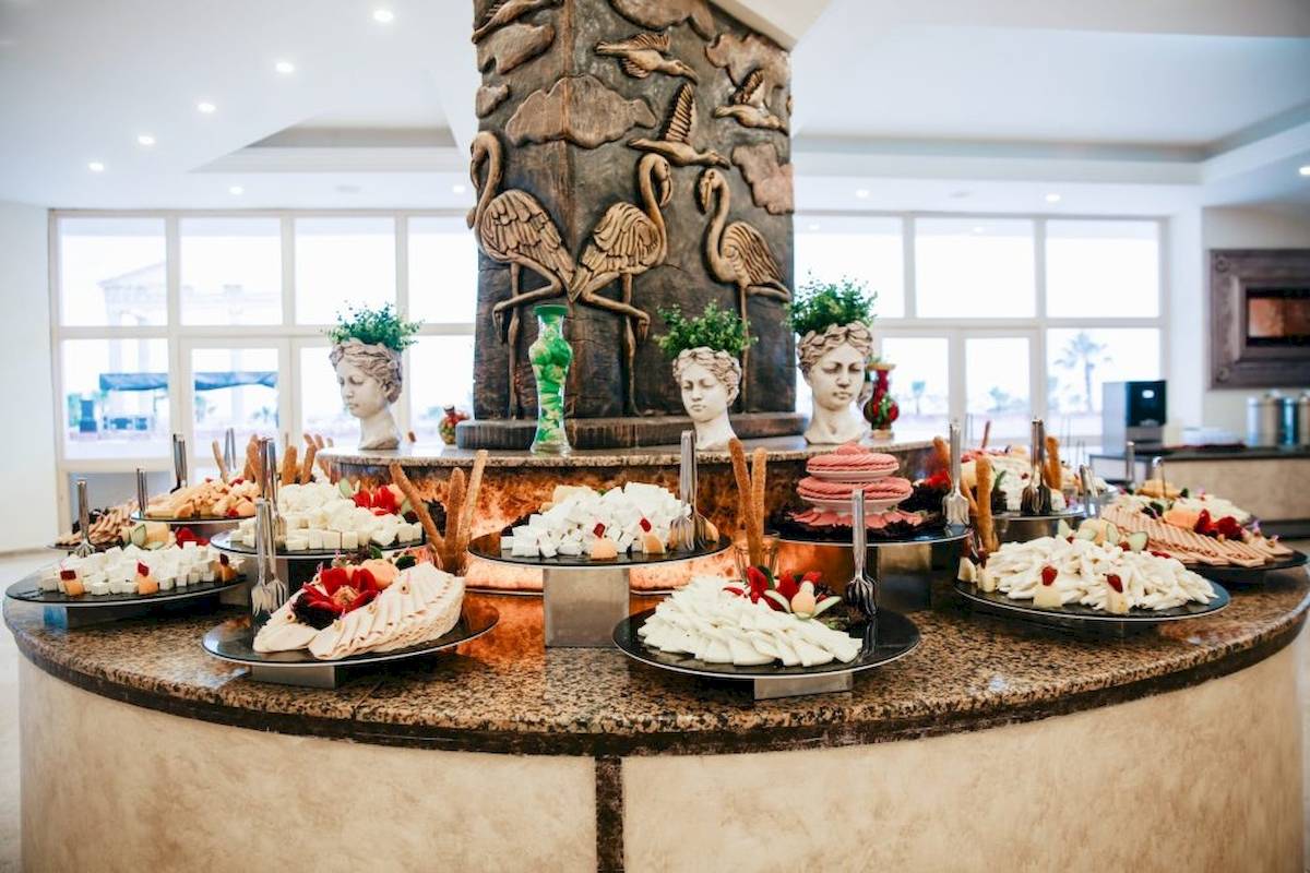 Buffettisch im Cesars Side Hotel mit verschiedenen Gerichten und dekorativen Elementen.