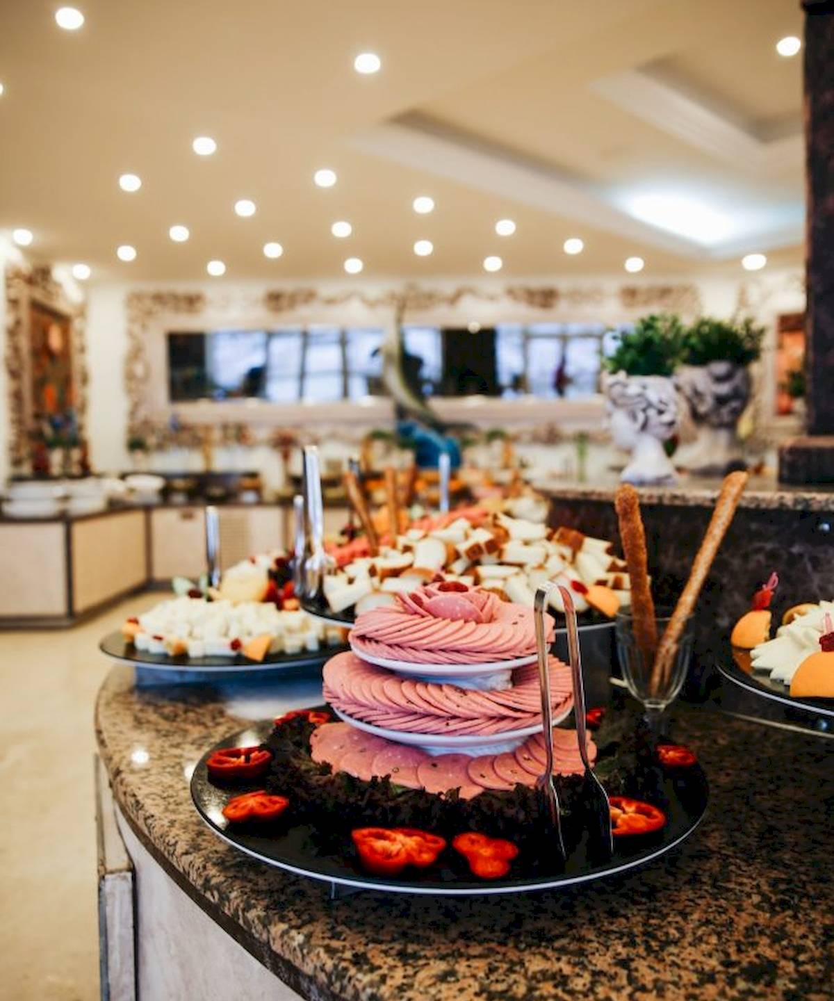 Buffet-Tisch im Cesars Side Hotel mit verschiedenen Gerichten und Speisen.