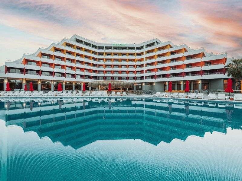 Außenansicht des Megasaray Resort Side mit Pool und Sonnenliegen.