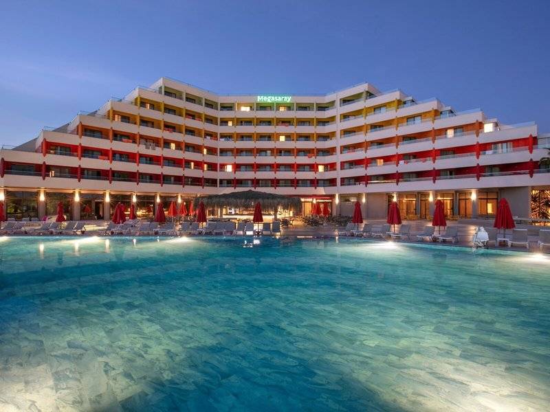 Außenansicht des Megasaray Resort Side Hotel mit Pool und Sonnenschirmen