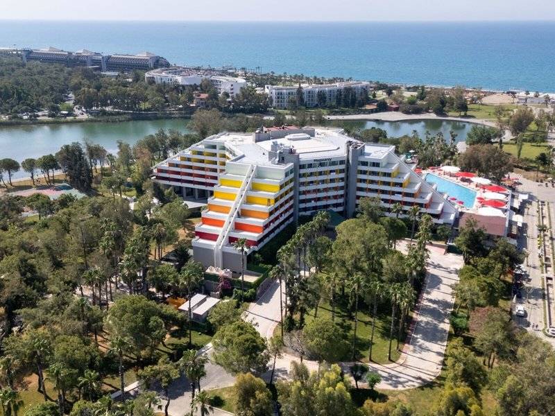 Megasaray Resort Side Außenansicht mit Meer und Pool