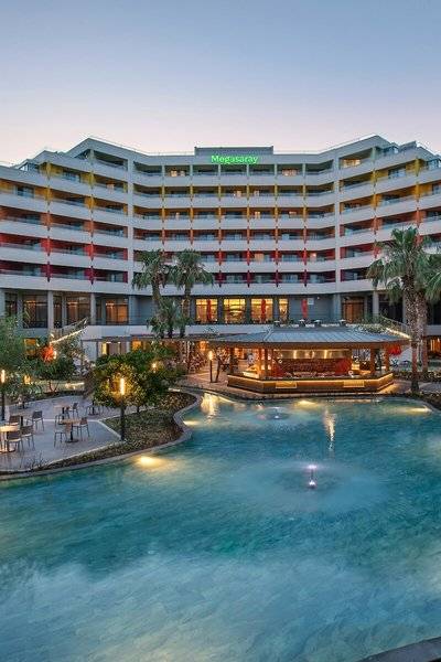 Außenansicht des Megasaray Resort Side Hotels mit Pool und Terrassenbereich