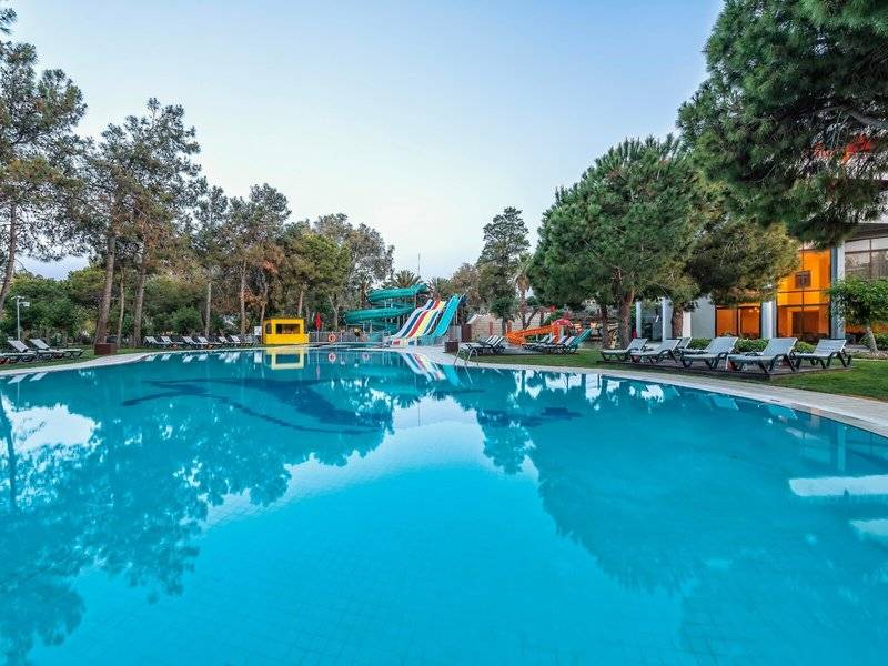 Außenpool und Wasserrutschen des Megasaray Resort Side