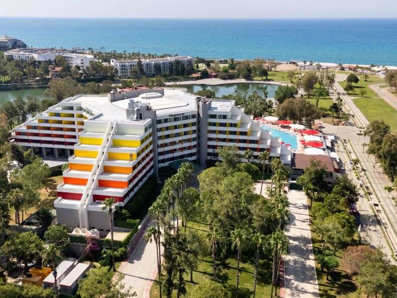 Megasaray Resort Side von oben gesehen mit Pool und Meer im Hintergrund