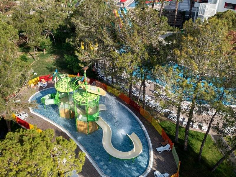 Luftaufnahme des Wasserparks im Megasaray Resort Side mit Wasserrutschen und Swimmingpool