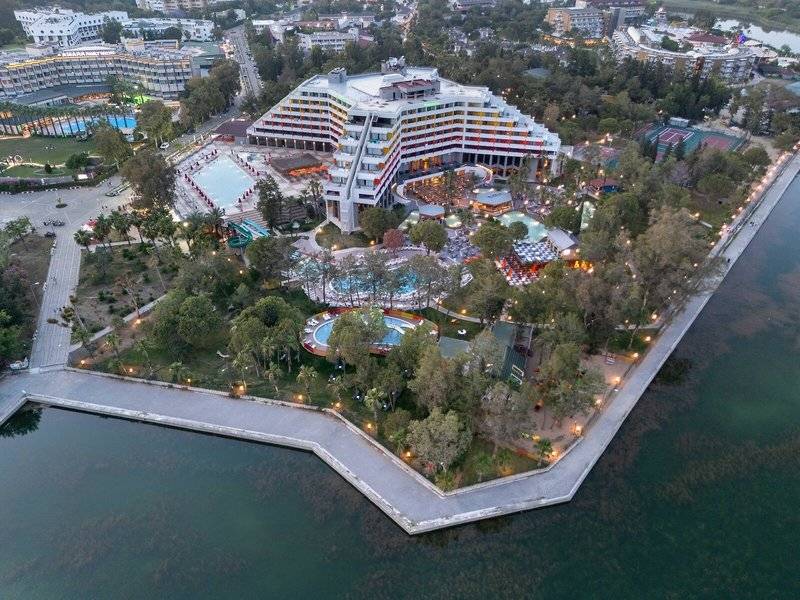 Luftaufnahme des Megasaray Resort Side mit Swimmingpools, Bäumen und Gebäuden