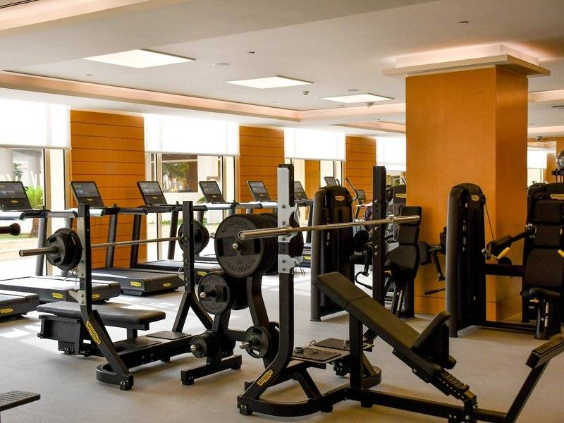 Fitnessstudio im Intercontinental Doha Beach & Spa Hotel mit modernen Trainingsgeräten.
