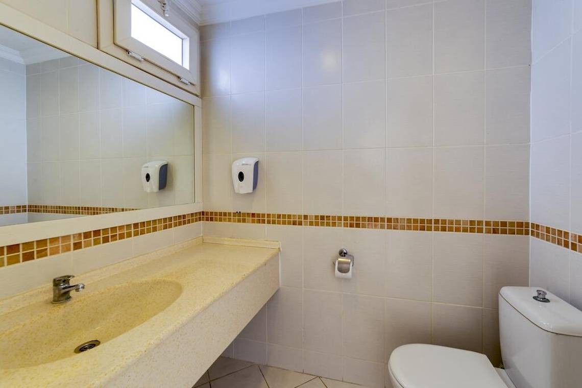 Badezimmer im Larissa Bodrum View Resort mit Waschbecken, Spiegel und Toilette.