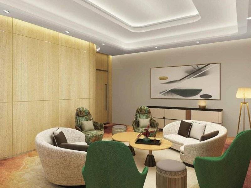 Lobby des Embassy Suites By Hilton Doha Old Town mit Möbeln und Dekoration