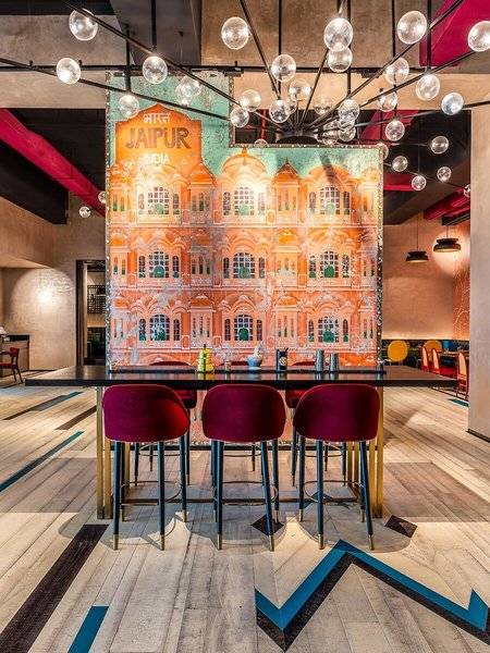 Innenraum des Rixos Gulf Hotel Doha mit Wandgestaltung Jaipur, Indien