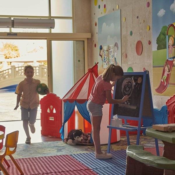 Kinderzimmer im Grand Hyatt Doha Hotel mit Spielen und Zeichentafeln.
