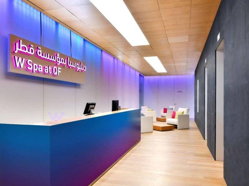 Empfangsbereich des W Doha Hotel & Residences mit blauer Theke und Loungebereich