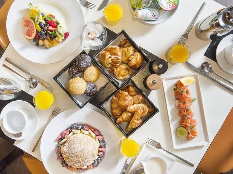 Frühstücksbuffet im W Doha Hotel & Residences mit verschiedenen Gerichten und Getränken.