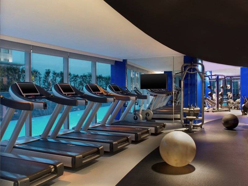Fitnessstudio im W Doha Hotel mit Laufbändern und Trainingsgeräten