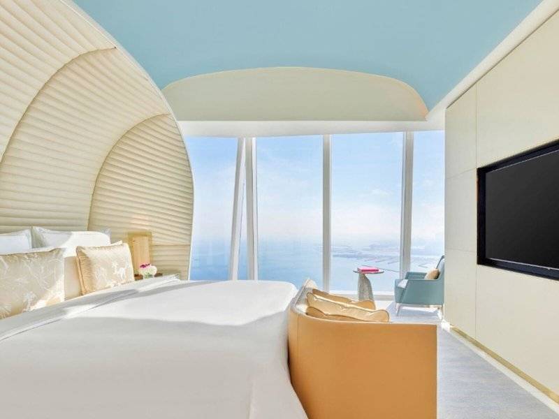 Innenansicht einer Suite im Fairmont Doha mit Blick auf das Meer und modernen Möbeln.