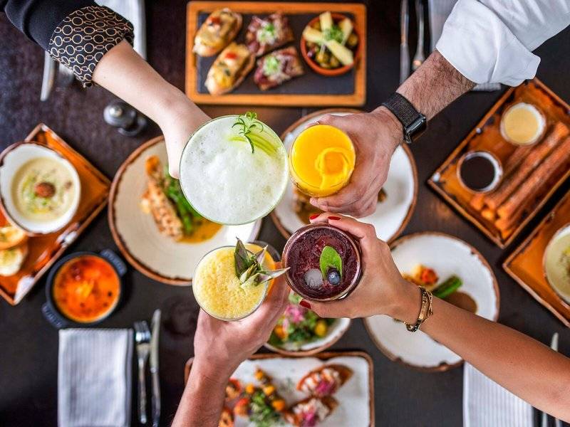 Frühstücksbuffet im Hyatt Regency Oryx Doha mit verschiedenen Gerichten und Getränken.
