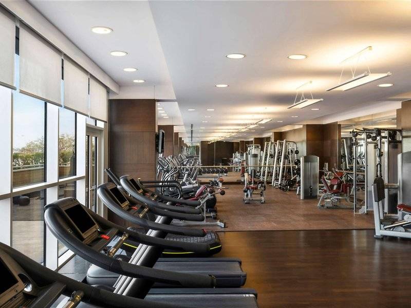 Fitnesscenter im Hyatt Regency Oryx Doha mit Laufbändern und anderen Geräten.