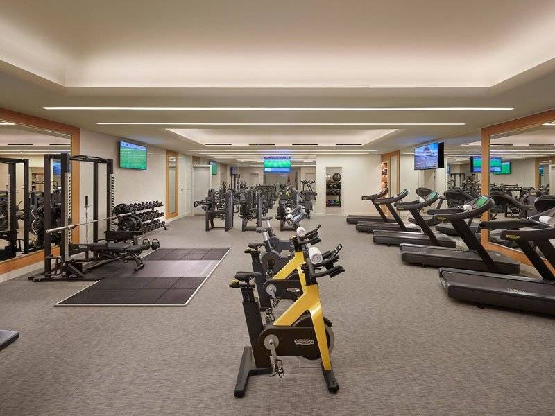 Fitnesscenter im Mandarin Oriental Doha mit vielen Geräten und Spiegeln