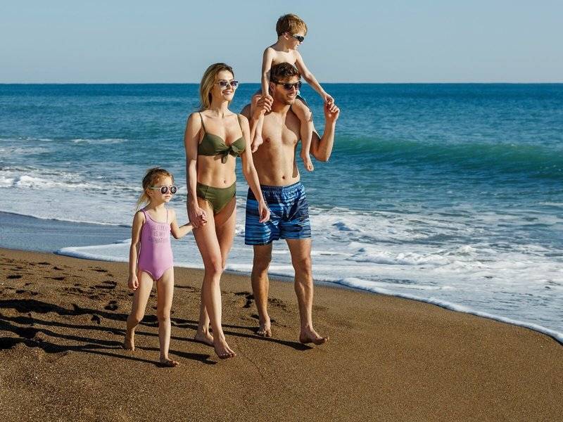 Familie im Grand Park Lara Hotel genießt einen Spaziergang am Strand