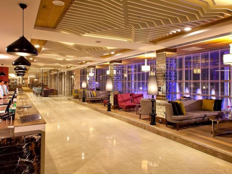 Grand Park Lara Hotel Lobby mit Rezeption, Sofas und Lampen