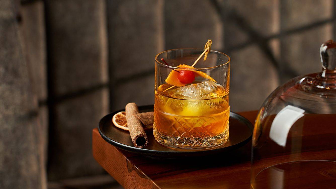Cocktail im St. Regis Doha mit Zitrone und Zimtstange