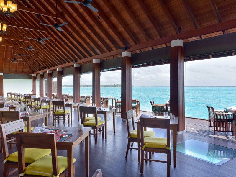 Innenansicht des Restaurants Chanel im Summer Island Maldives Hotel mit Blick auf das Meer.