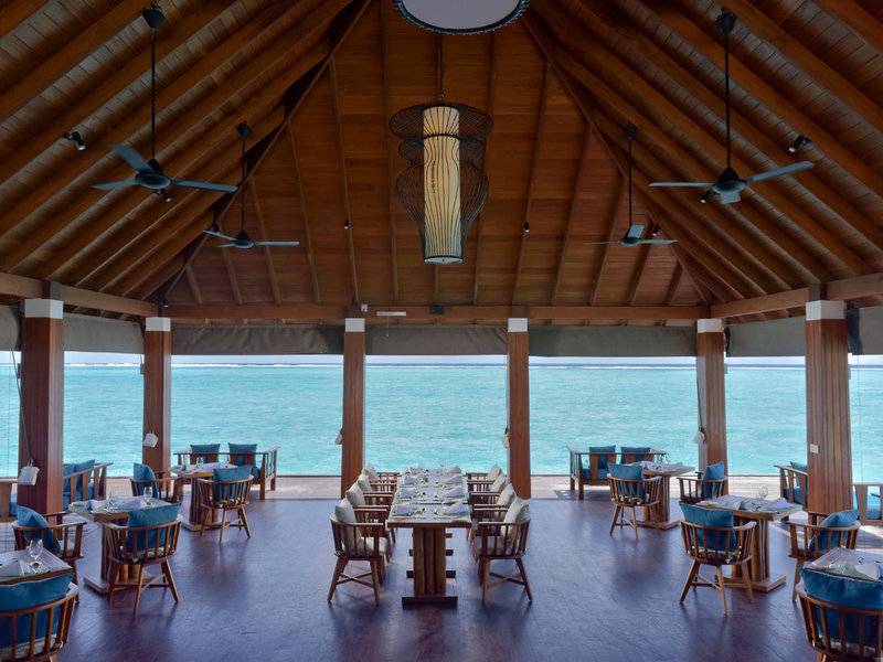 Innenansicht des Restaurants im Summer Island Maldives mit Blick auf das Meer.