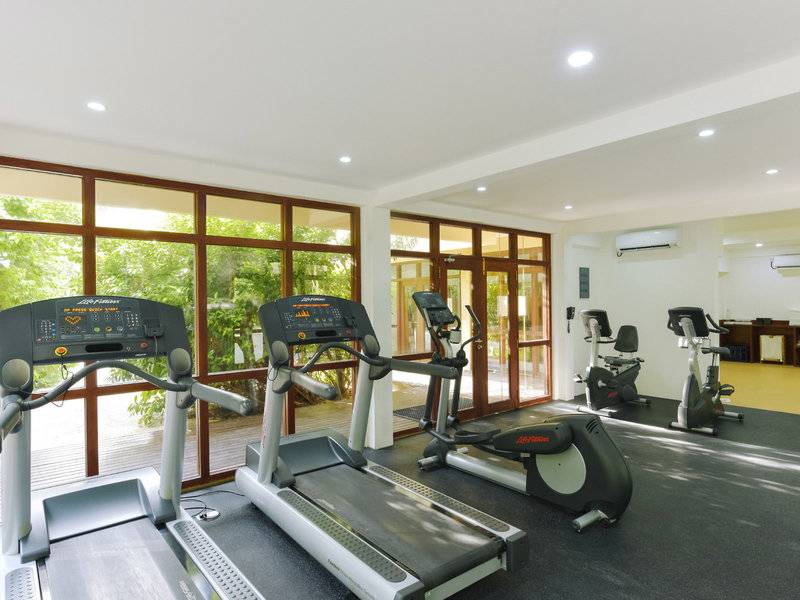 Fitnesscenter mit Laufbändern und Trainingsfahrrädern im Summer Island Maldives Hotel