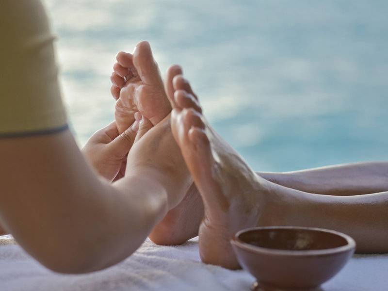 Füße am Strand während einer Spa-Behandlung im Summer Island Maldives Hotel