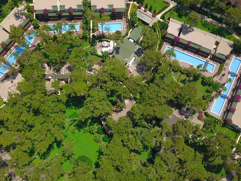 Aussenansicht des Turquoise Hotels von oben mit mehreren Swimmingpools und grünen Bäumen.
