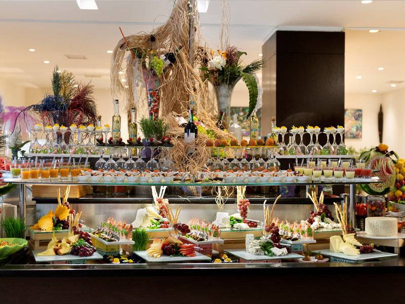 Buffettisch im Turquoise Hotel mit verschiedenen Gerichten und Dekoration.
