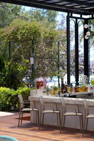 Poolbar des Turquoise Hotels mit Stühlen und Getränken auf der Terrasse