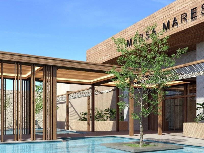 Außenpoolbereich des JAZ Riviera Hotels mit Holzstruktur und grünen Pflanzen