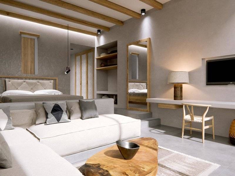 Innenansicht des Schlafzimmers im JAZ Riviera Hotel mit Bett, Sofa, Tisch und Fernseher.