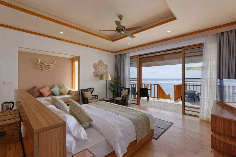 Schlafzimmer im Brennia Kottefaru Maldives Hotel mit Blick auf das Meer