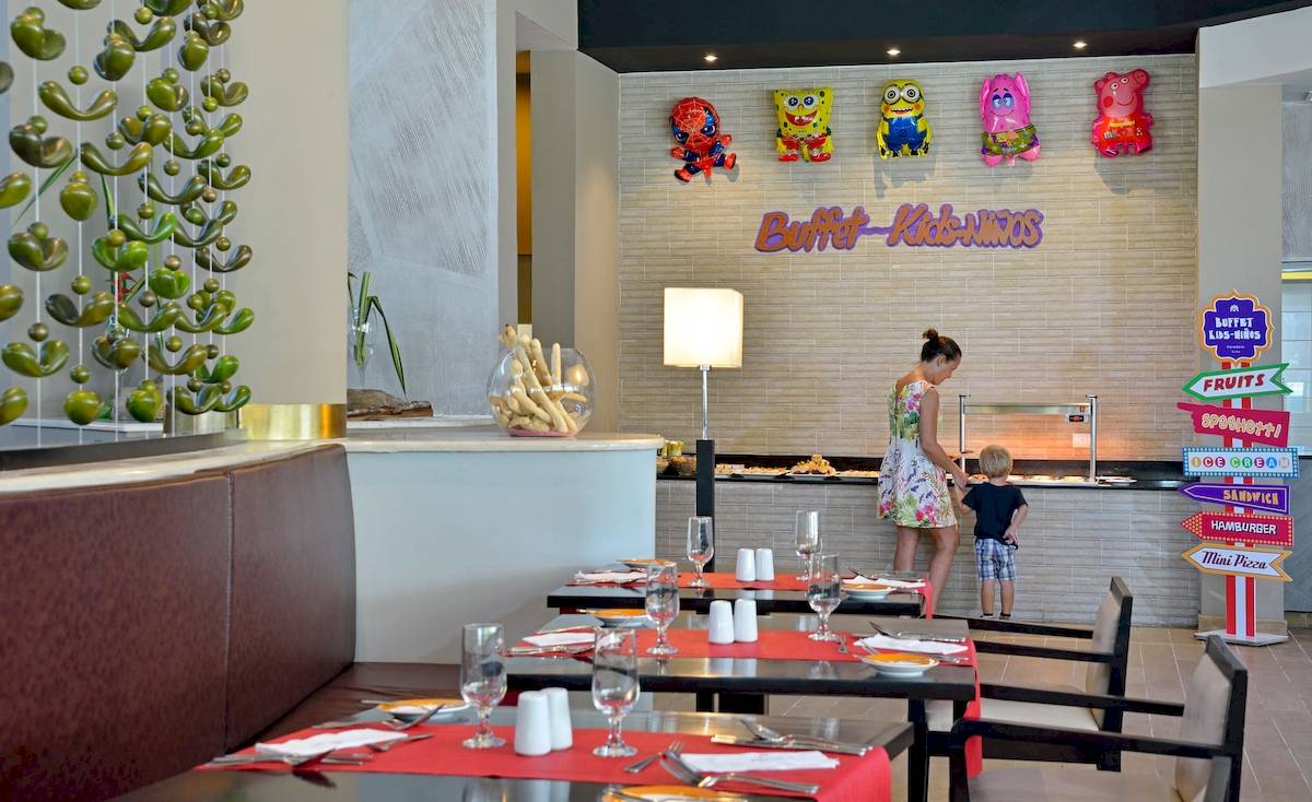 Buffet für Kinder im Paradisus Varadero Resort & Spa mit bunten Zeichen und Essensauswahl.