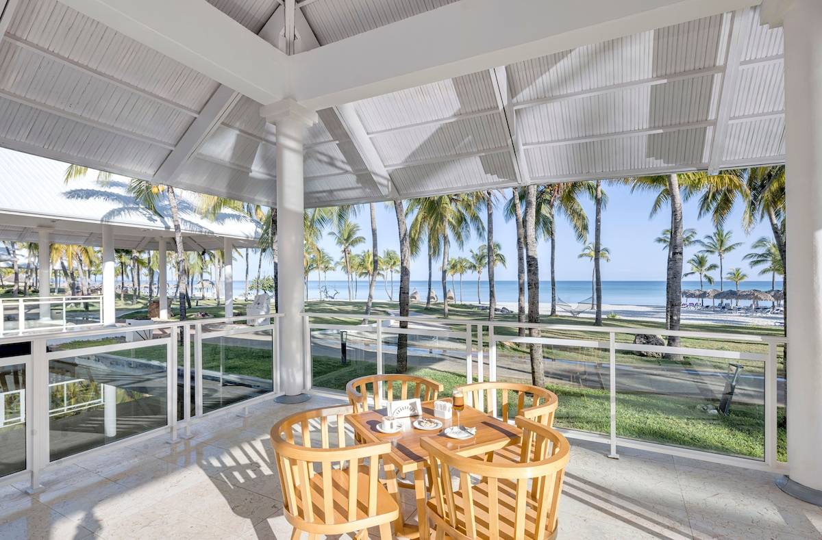 Terrasse des Paradisus Varadero Resorts & Spa mit Blick auf den Strand und die Palmen