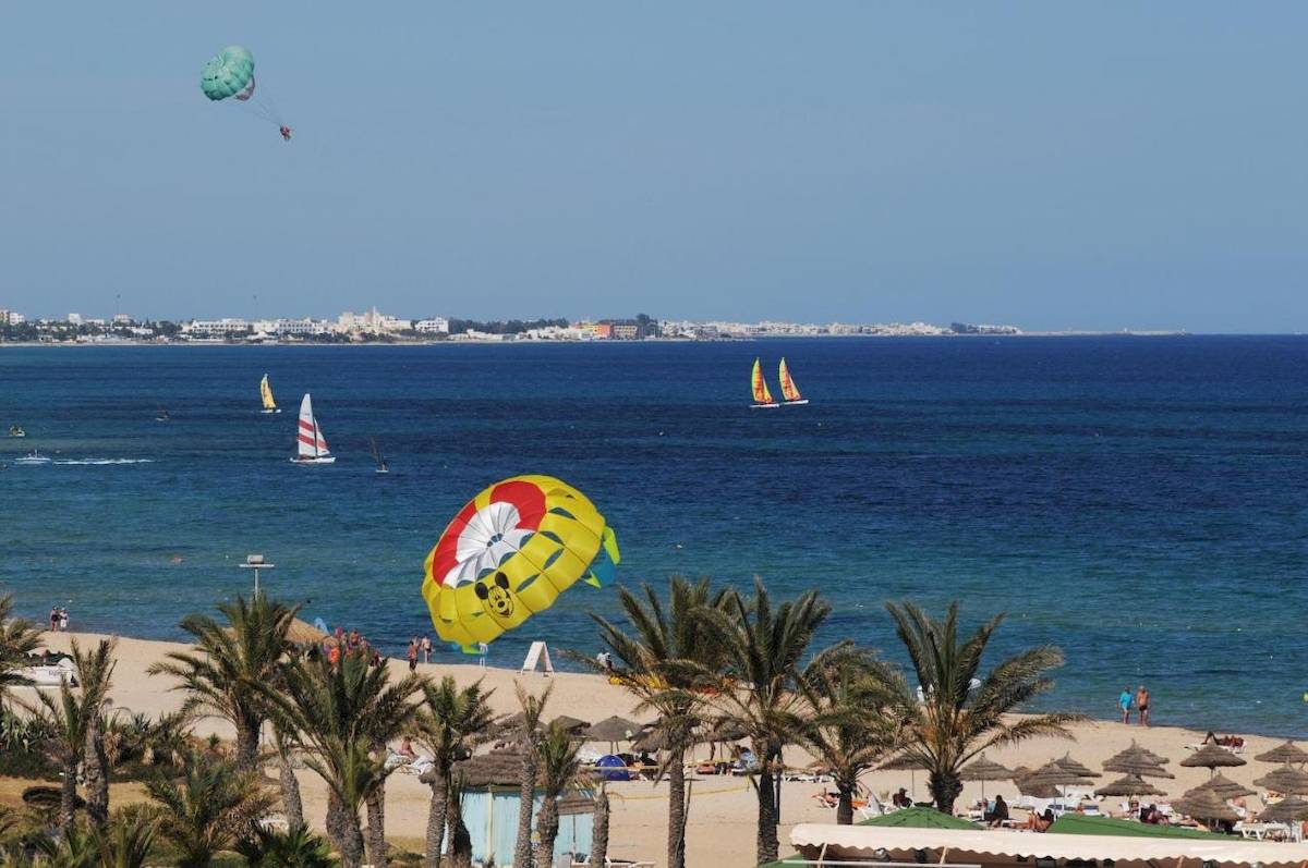 Parasailing am Strand vor dem Nozha Beach & Spa Hotel