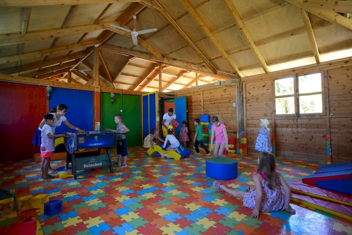 Kinder spielen in einem bunten Spielzimmer im Nozha Beach & Spa Hotel.