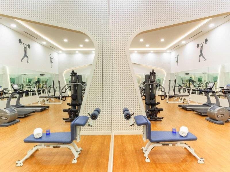 Fitnesscenter im Sealine Beach, A Murwab Resort mit Laufbändern, Kraftgeräten und Trainingsbereichen.