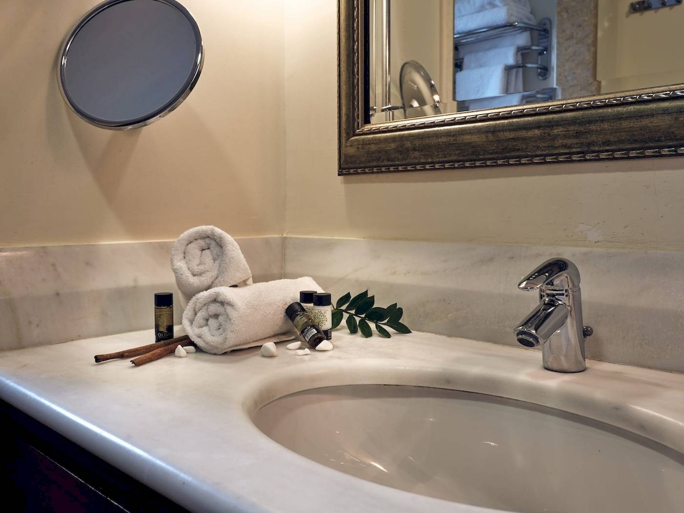Badezimmer im Pilot Beach Resort mit weißem Waschbecken und Marmoroberfläche.
